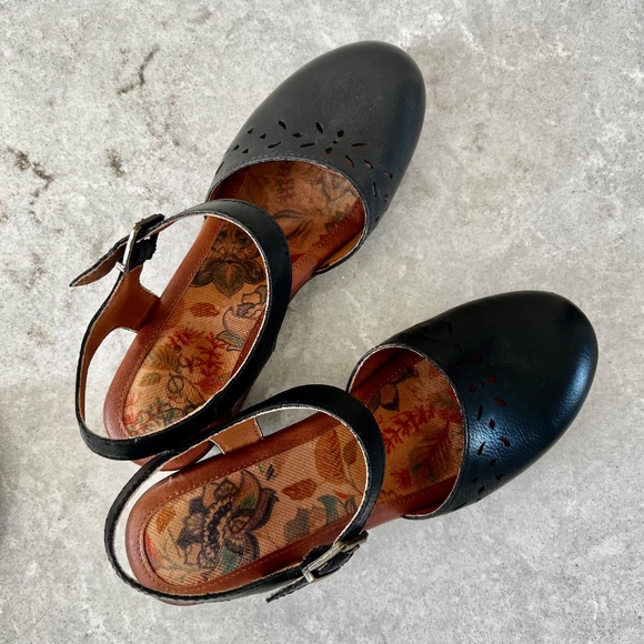 Born Clogs - Picture 2 of 5